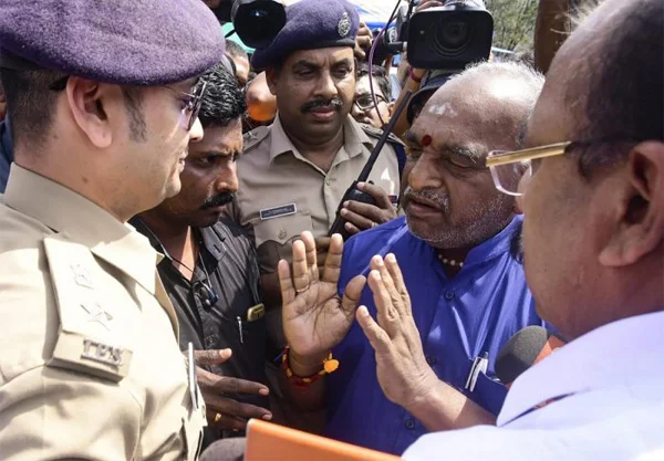 Police stop Union minister Pon Radhakrishnan's car at Pamba, Sabarimala Temple, Trending, Religion, Politics, BJP, News, Arrest, Police, Controversy, Kerala