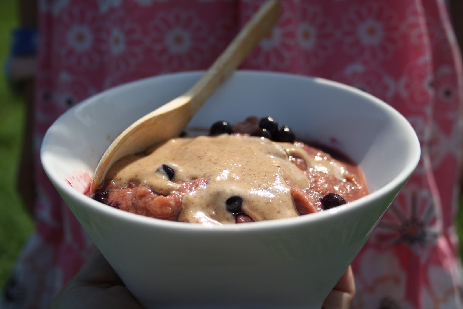 Compote de pommes crues aux bleuets, sauce amandes lucuma