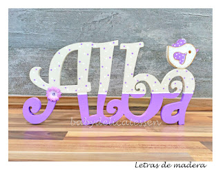 letras de madera infantiles para pared Alba con silueta de pajarito babydelicatessen