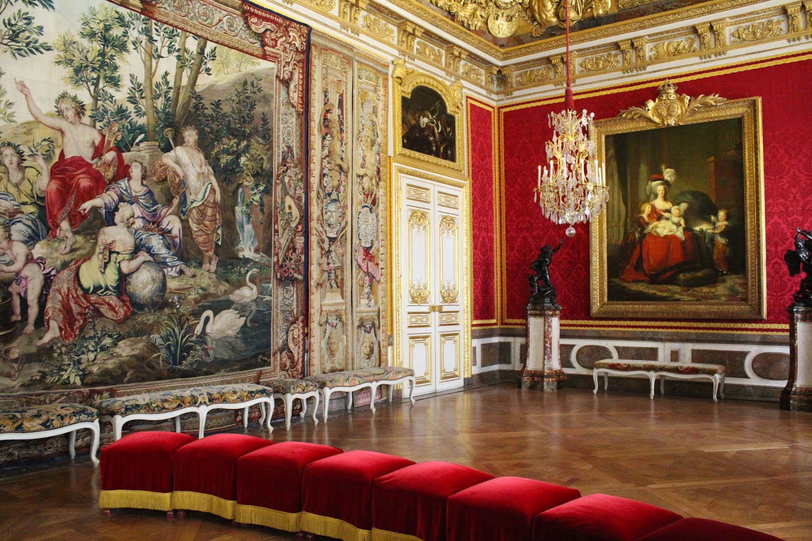 Версаль маркса. Картинные галереи Версальский дворец. Версальский дворец галереи Рафаэля. Дворец Версаль в живописи. Картины Версальского дворца.