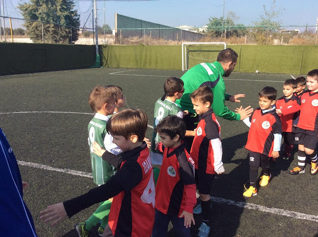 Μπαμπίνι χαιρετισμοί στο τέλος του ματς