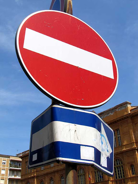 Badly bent one way traffic sign, Livorno