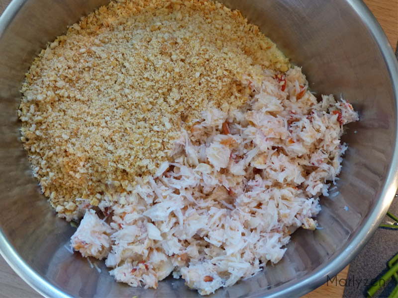 Ajoutez la chair de crabe et les crackers mixés.