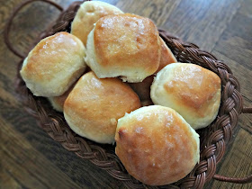 Fluffy, Buttery, Rolls (Texas Roadhouse Copy Cat)