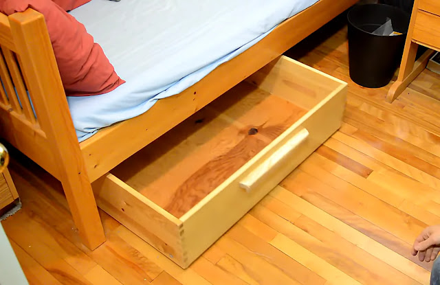 Tempat Tidur Dengan Laci di Bawahnya Tempat Tidur Dengan Laci di Bawahnya