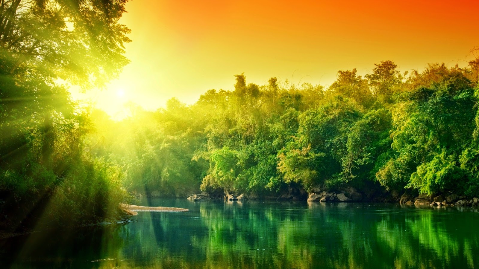 Groene rivier bij zonsondergang Achtergrond met groene rivier bij zonsondergang