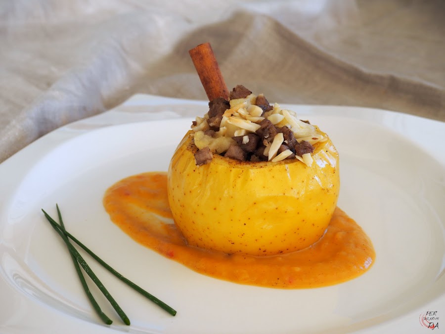 Manzanas rellenas de butifarra de perol con almendras, aromatizada con especias y una salsa con toque picante