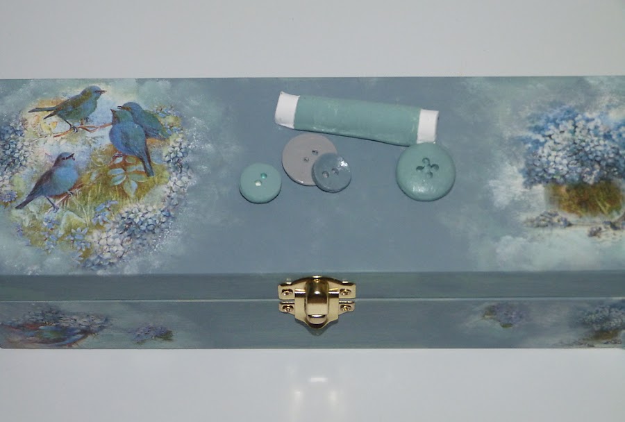 caja de madera-decorada-papel de arroz-figuras de escayola