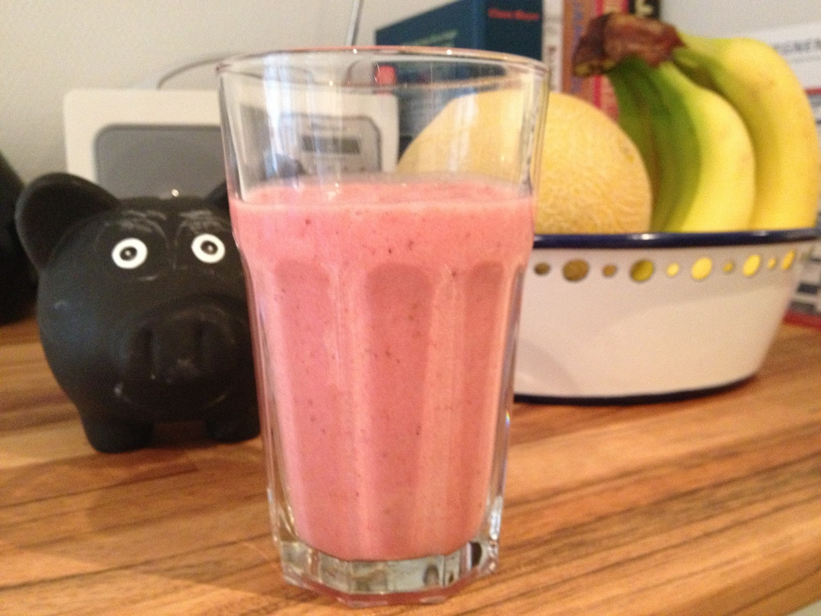 hjemmelavet jordbærsmoothie hjemmelavet, smoothie, jordbær, jordbærsmoothie, sommer, sund, opskrift, mad, drikke