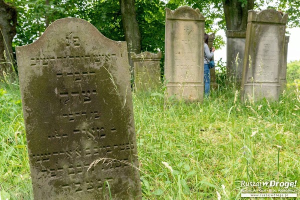 Mikołajki nagrobki macewy na starym cmentarzu żydowskim