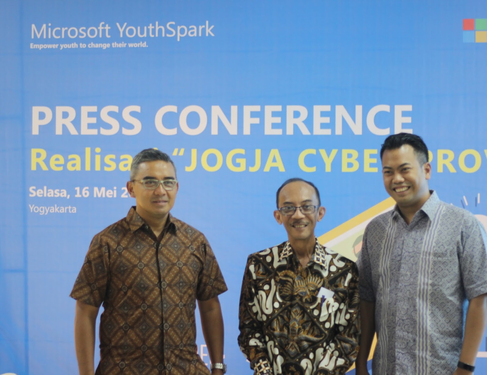 blogger lainnya berkesempatan untuk ngobrol dan sharing bersama pihak Microsoft Indonesia YCAB Foundation dan Pemerintah DIY tentang program Jogja