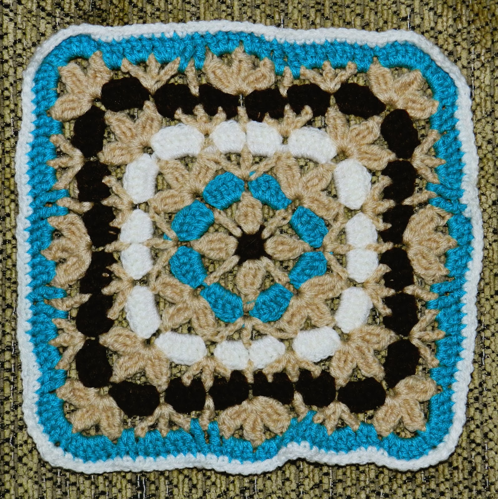 Hooking Housewives Moogly CAL Block 2