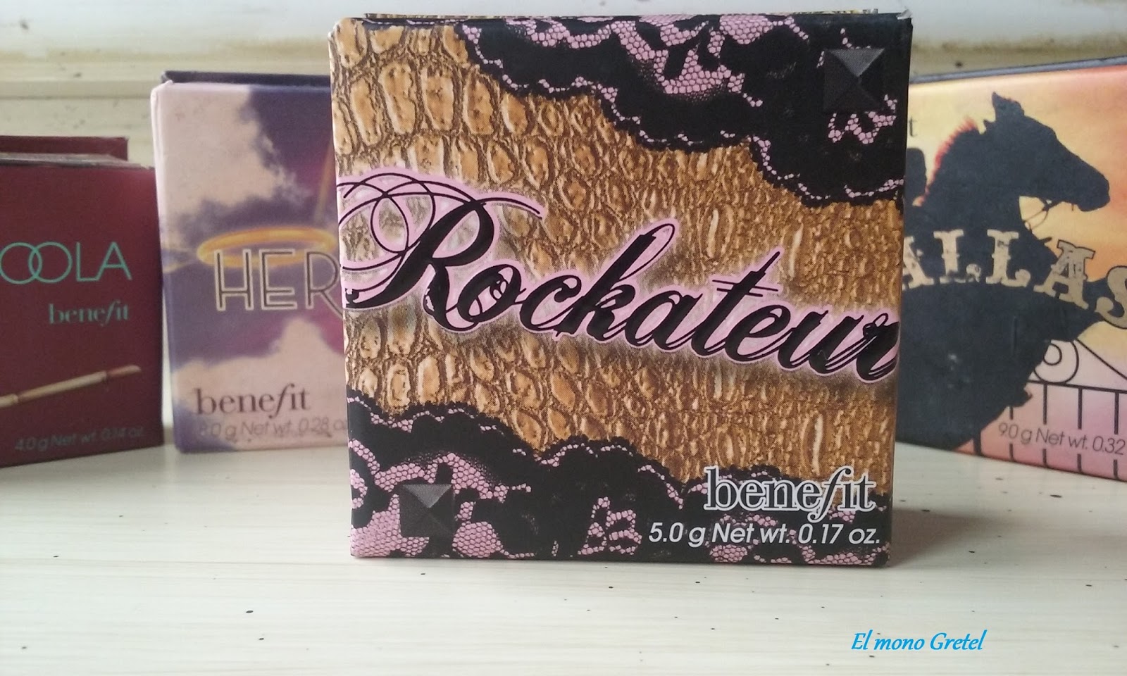 El mono Gretel Colorete Rockateur de Benefit.