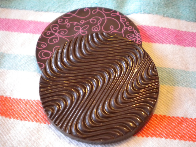 Caraques de chocolat noir - décor avec feuille transfert