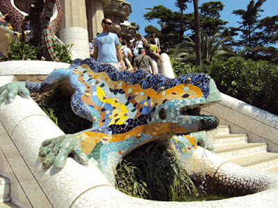 Statue très connue de la salamandre multicolore de Gaudi, soulignant l'immense génie de cet artiste barcelonais