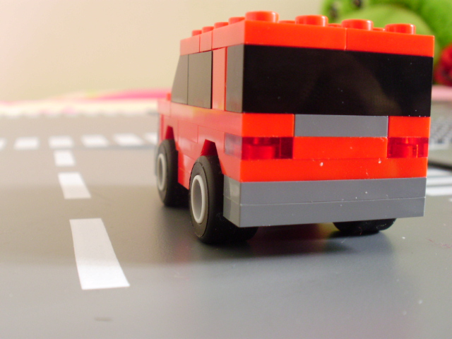 Pequeno carro de cidade feito em LEGO