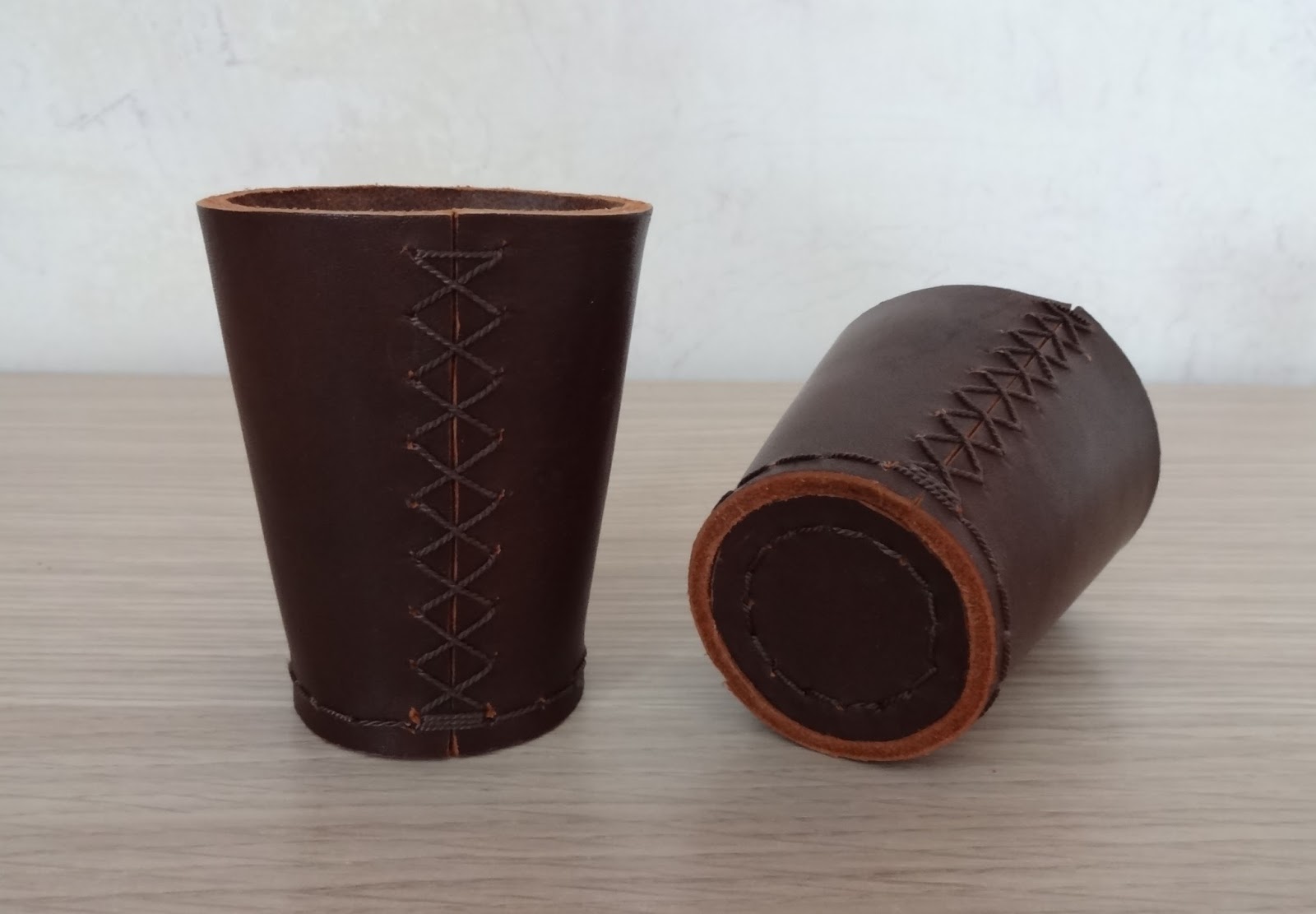 кожаный стакан для игральных костей. чаша для игральных кубиков. стакан для игры в кости. чаша для игральных кубиков. стаканчик для кубиков.