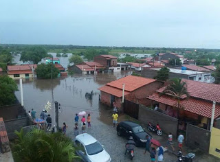 Ponte destruída e ruas alagadas em Riachão do Jacuípe