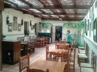 Muestra una imagen del interior de la Bodega Lloret