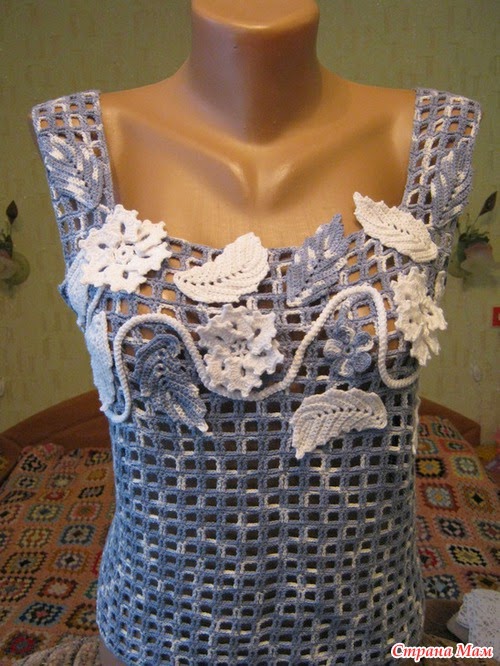 Blusa sin mangas al crochet decorada con apliques