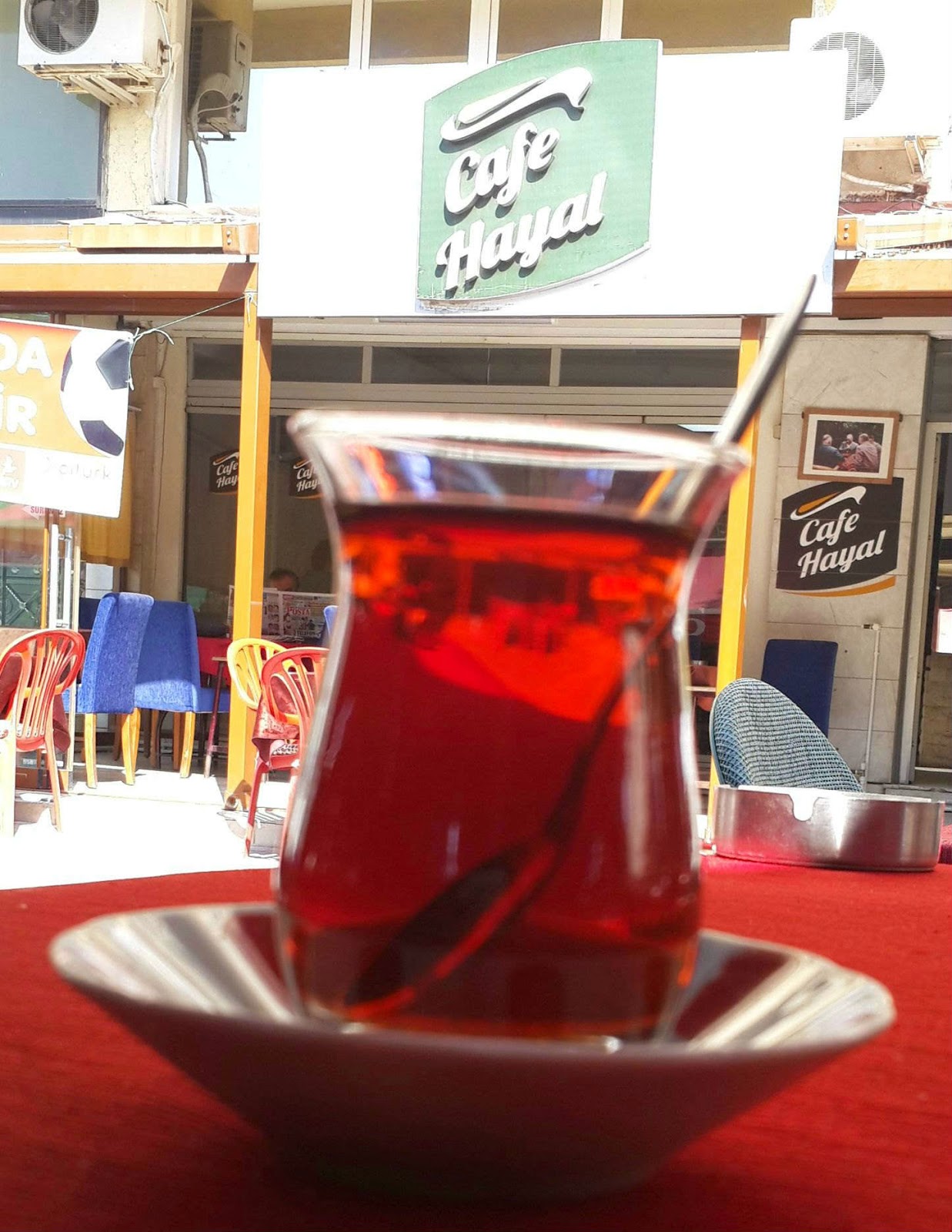Bir Delinin Gardrobu 3 yılın ardından, az şekerli kahve eşliğinde