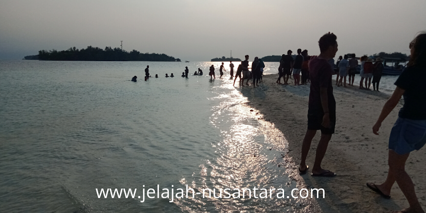 Berenang di Pinggir Pantai Pulau Gosong paket wisata murah open trip pulau harapan 2 hari 1 malam kepulauan seribu