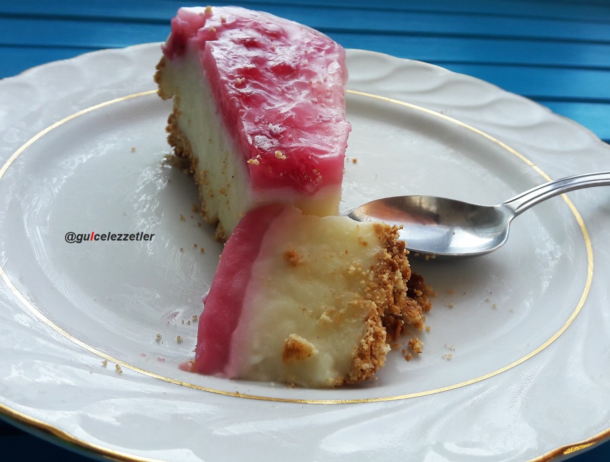 CHEESECAKE GÖRÜNÜMLÜ NARLI MUHALLEBİ
