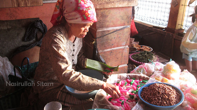 Ibu penjual jajanan pasar di pasar apung Jepara