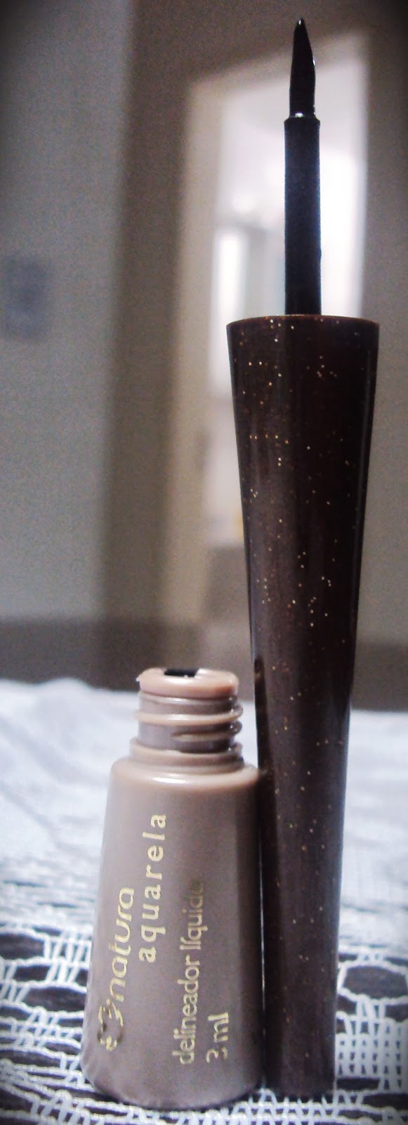 Rosa Shock ResenhaDelineador líquido natura aquarela.