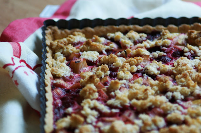 Rhabarber-Himbeer Tarte mit Kokosstreuseln