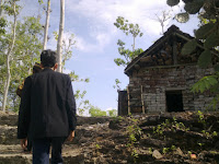 Area Makam R.T Brotonegoro di Gunung Larangan Area Makam R.T Brotonegoro di Gunung Larangan
