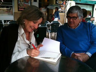 Cabopá firmando su libro