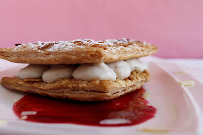 Hojaldre relleno de crema de castañas y coulis de frambuesa