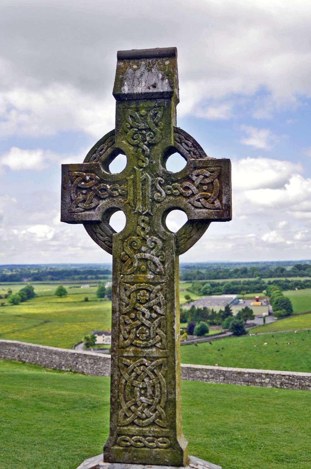 Кельтская англия. Кельтский каменный крест. Кельты в британии. Кельтские храмы в ирландии. Кельтские храмы в ирландии.