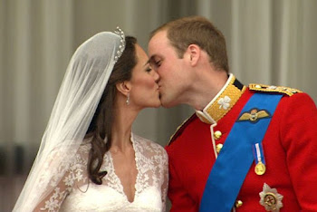 el beso entre William y Kate frente al pueblo inglés fue aplaudido por miles