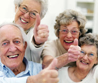 İhtiyar erkekler, yaşlı kadınlar, dedeler ve nineler mutluluktan beğeni işareti yapıyorlar