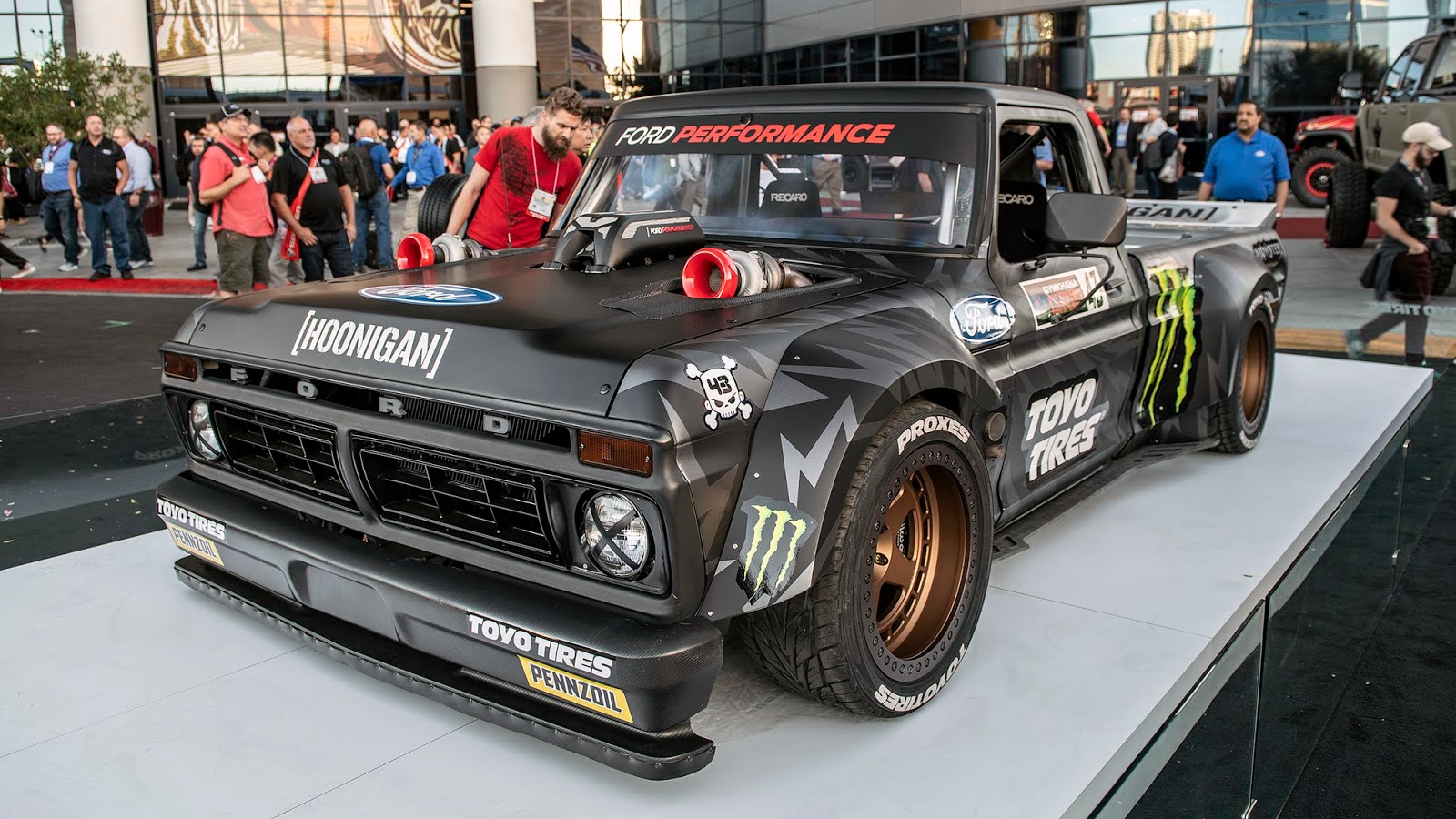 радиоуправляемый пульт для машинки краулер. внедорожник для дрифта. радиоуправляемую машинку хайпер бис 4 вд. 4ghz. радиоуправляемый краулер перевертыш rd-z103.