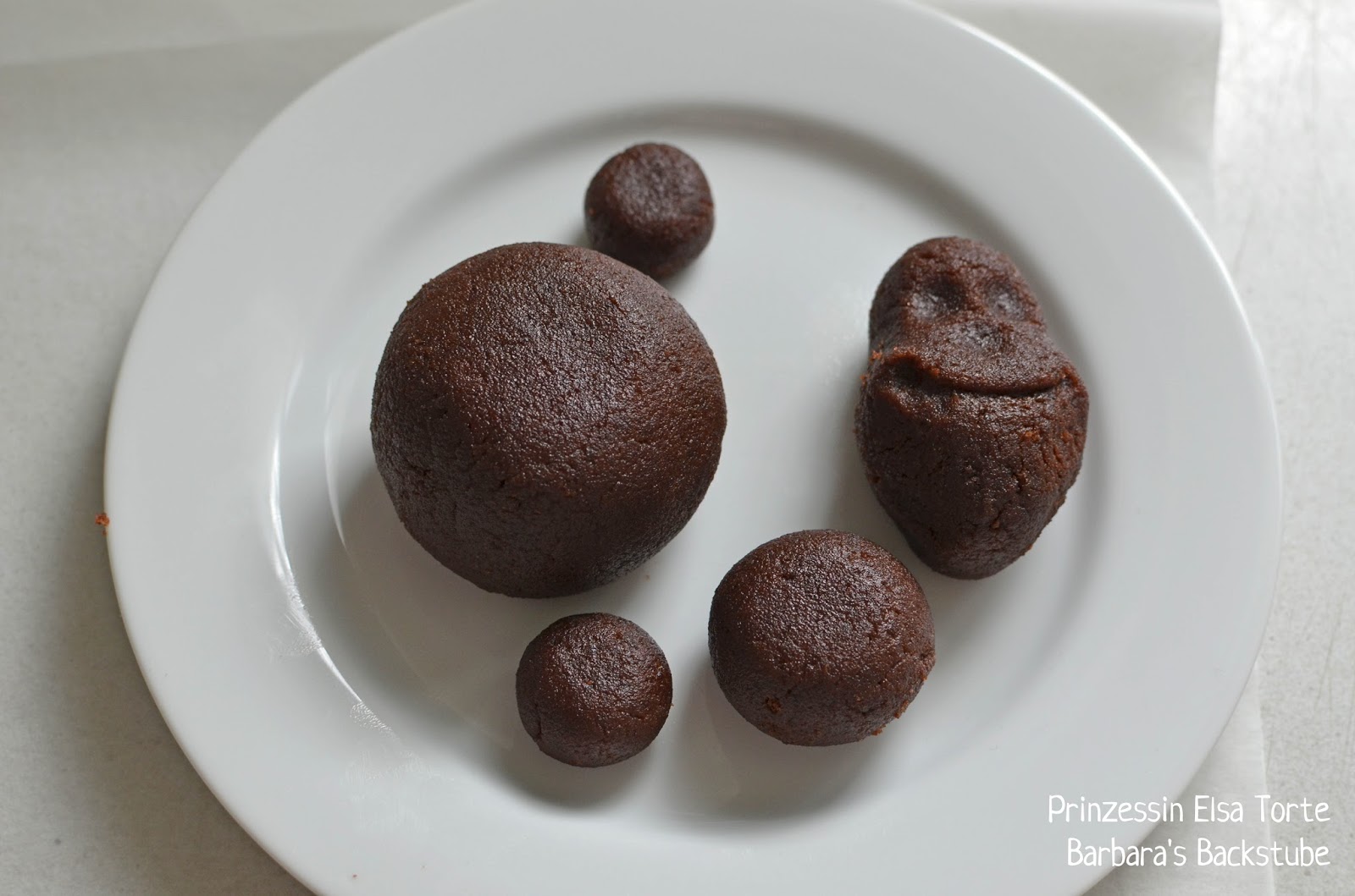 Barbara&amp;#39;s Backstube: Prinzessin Elsa Torte (luftiger Schokokuchen mit ...