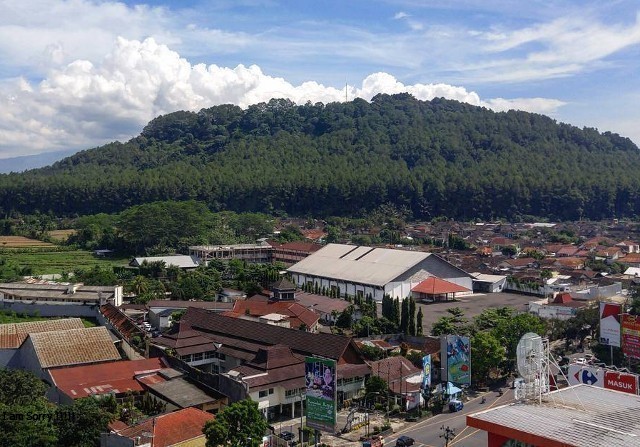 Sejarah Gunung Tidar dan Nuansa Mistis Yang Menyelimuti | POLICEWATCH