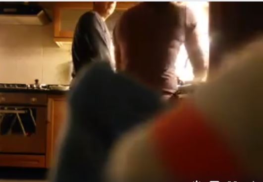 Empregada grava vídeo sendo abusada por patrão na cozinha