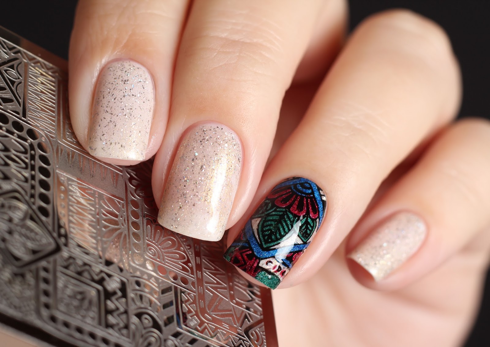 Маникюр кофейный стемпинг. Стемпинг обычным лаком. Розовый маникюр стемпинг. Маникюр стемпинг пошагово. Стемпинг на ногтях фото.