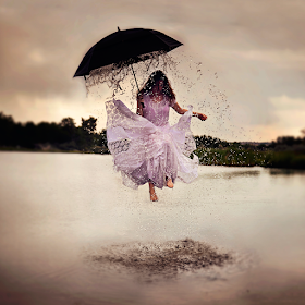 08-Rainy-Day-Jenna-Martin-Surreal-Photographs-with-Underwater-Shots-www-designstack-co