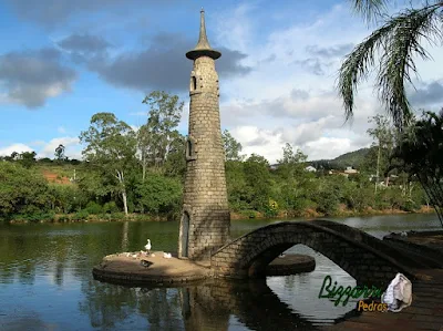 Pedra paralelepípedo para construção de ponte de pedra no lago.