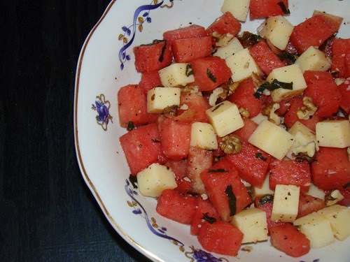 Salata de pepene rosu cu nuci si cascaval