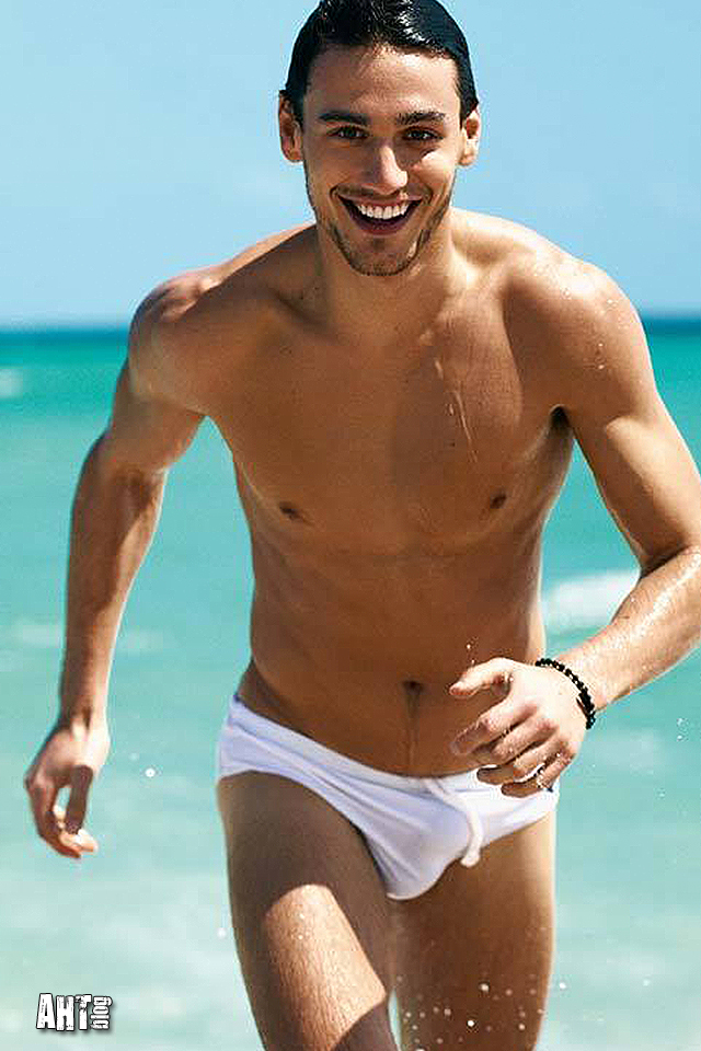 Мужчина на пляже в трусах Мужчина на пляже в трусах