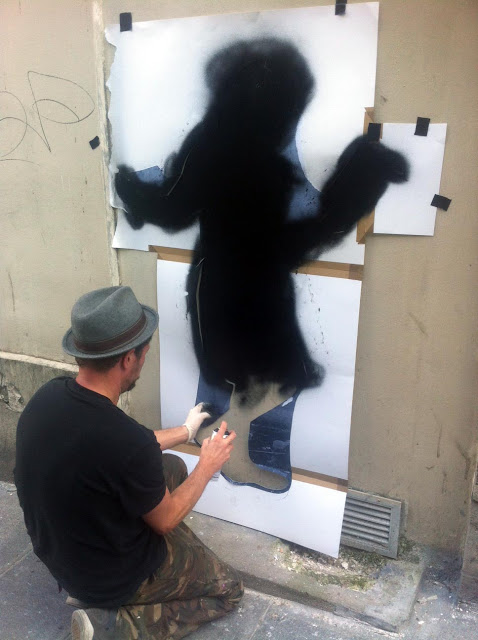 street artist nick walker working in paris