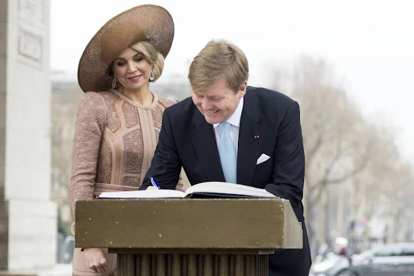 King Willem Alexander and Queen Maxima of the Netherlands lay flowers in front of the tomb of the Unknown Soldier at the Arc de Triomphe during a welcoming ceremony