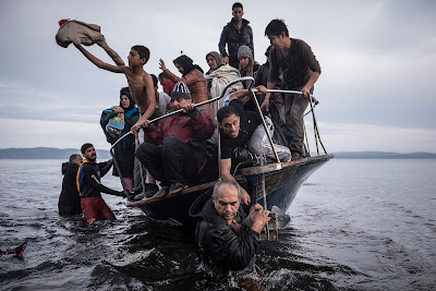 World Press Photo 2015 — Fotó © Sergey Ponomarev World Press Photo 2015, sajtófotó, menekültválság, szír polgárháború, párizsi terrortámadások, nepáli földrengés, Leszbosz sziget