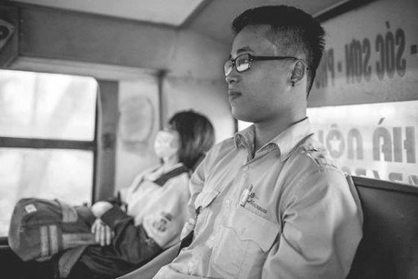 Chàng phụ xe buýt ở Hà Nội hút hồn hành khách nữ - Ảnh 2 Chang phu xe buyt o Ha Noi hut hon hanh khach nu - Anh 2