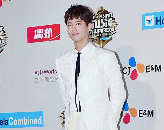 박보검 어제자 흰수트, 레드카펫 입장.gif | 인스티즈